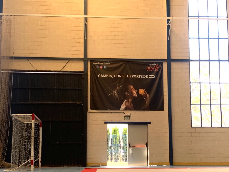 Sostegno allo sport di Cox con un nuovo banner nel Palazzetto dello Sport comunale